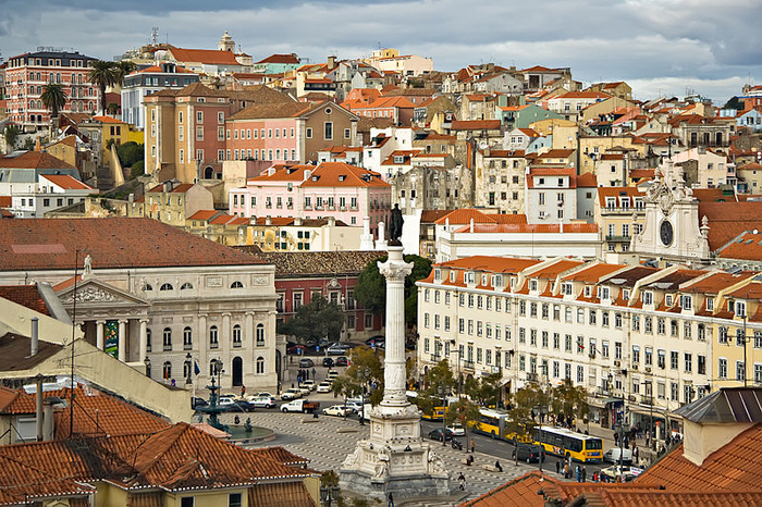 800px-Lisbon_09882_Lisboa_Praca_don_Pedro_2006_Luca_Galuzzi.jpg
